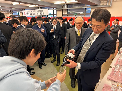 熊谷学科長から卒業生へ振る舞い酒
